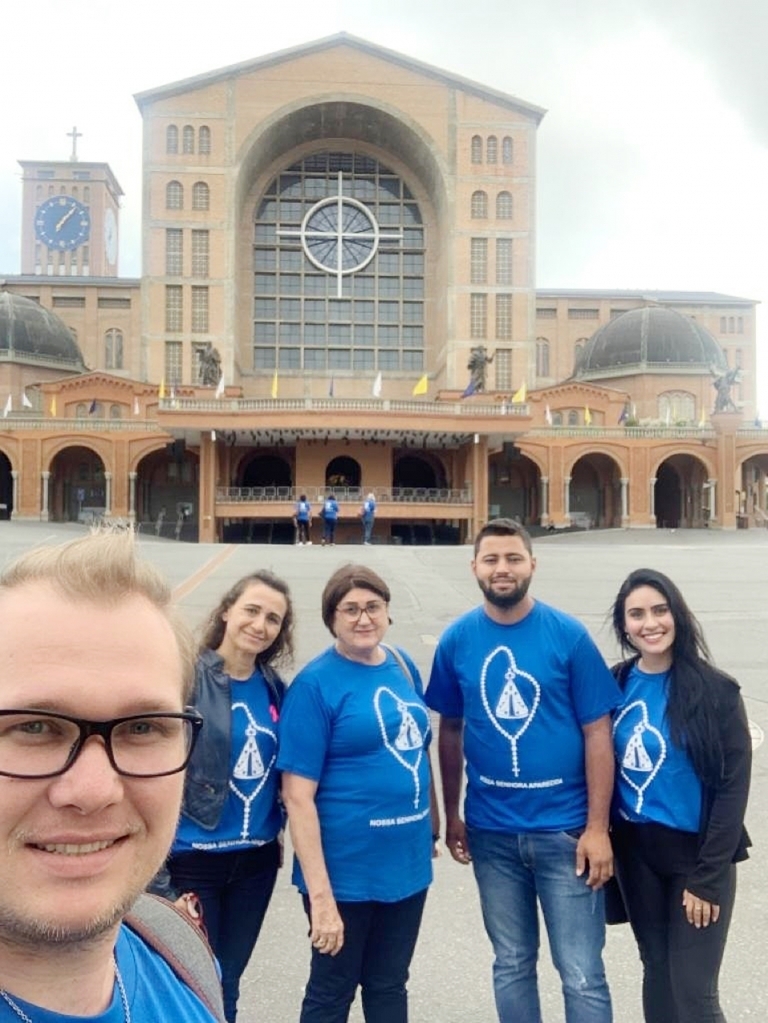 Parte dos comerciários de Jales que participaram de evento comemorativo em Aparecida do Norte