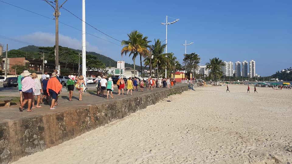 : O grupo passeou pela orla da praia