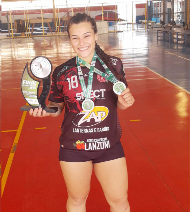 Isabele Molina, selecionada como melhor armação direita da categoria Adulto feminino do campeonato