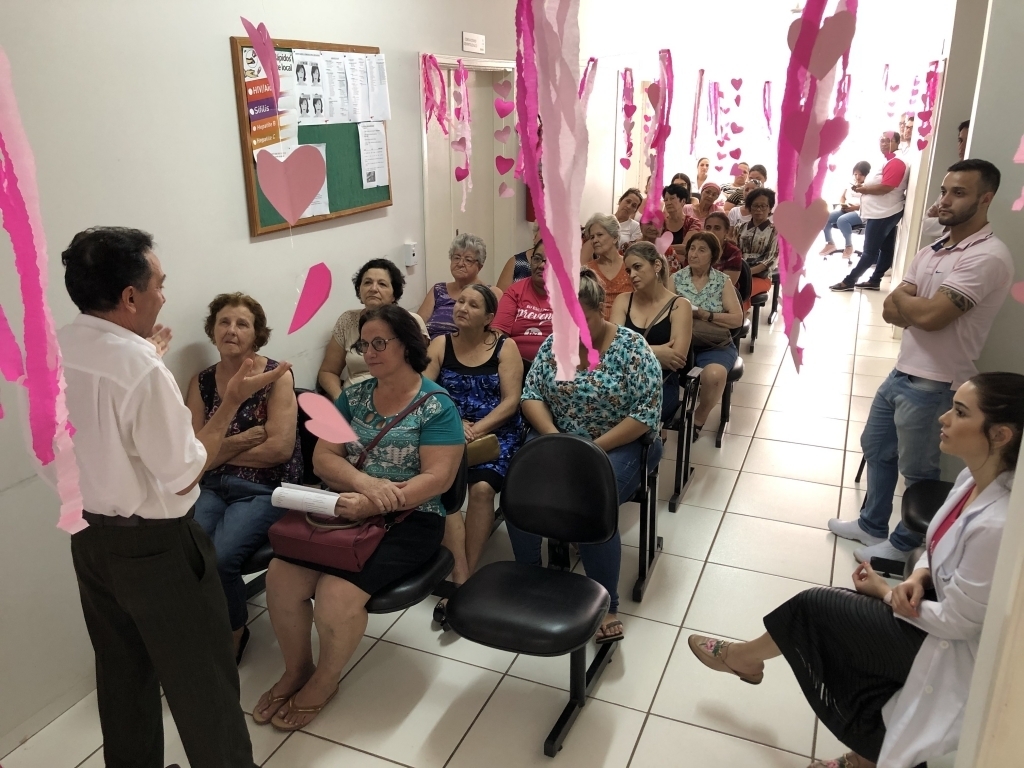 Dr. Luiz Gonzaga em palestra  para as participantes do encontro em alusão ao Outubro Rosa na ESF Zilda Arns Neumann