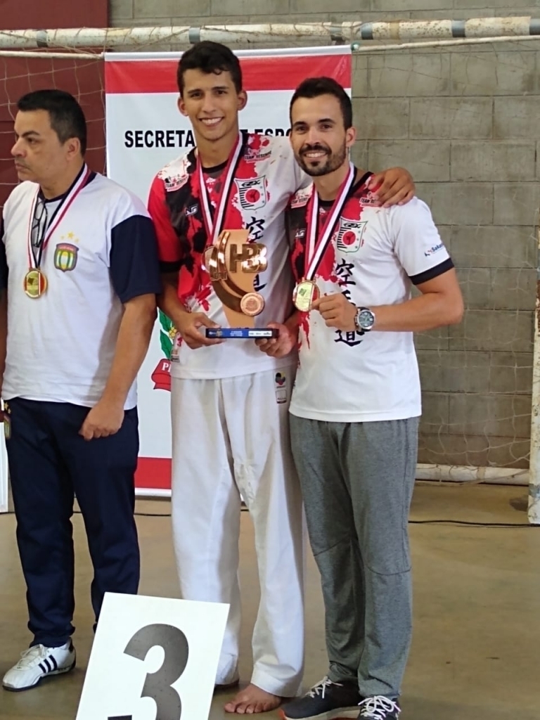 – O assistente técnico, Diego Pimenta, e o técnico, Edson Resende, receberam em nome de todos os karatecas o troféu do 3º lugar na classificação geral da modalidade