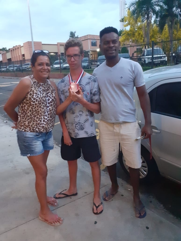 O atleta Ryan Golveia exibe a medalha de bronze conquistada na modalidade de atletismo ACD