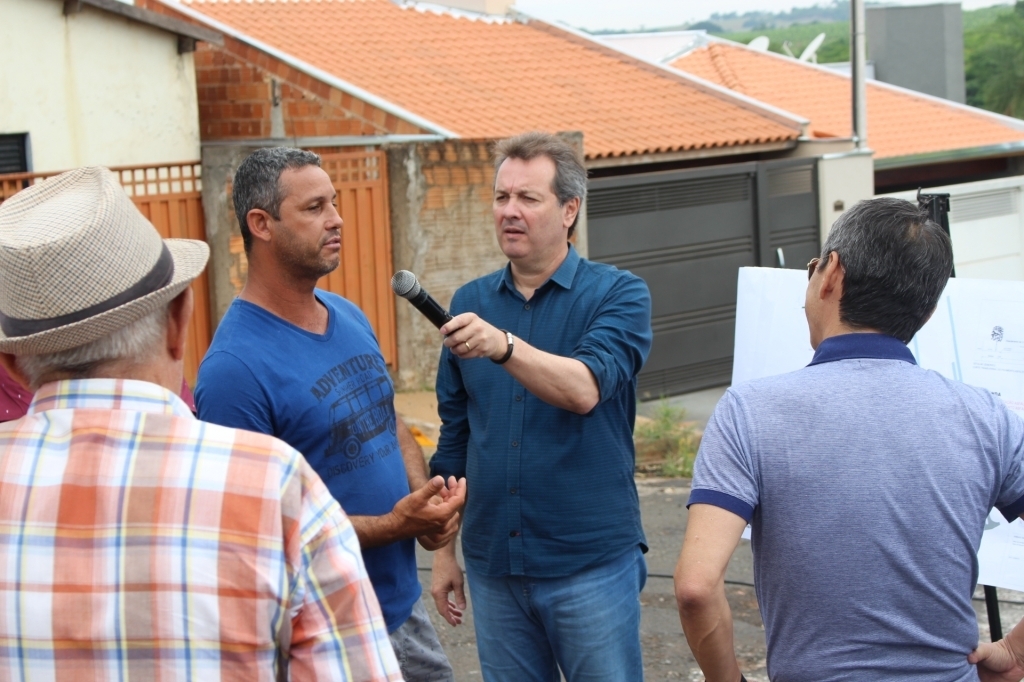 Moradores do Parque das Flores participaram da reunião de trabalho que abordou as obras de galerias e pavimentação asfáltica no bairro