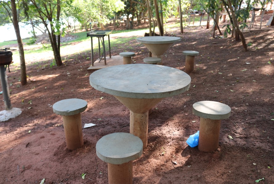 Mesas e acentos de cimento foram colocadas para melhor comodidade dos visitantes