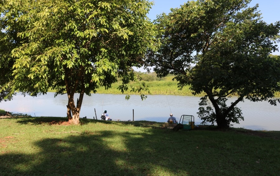 Muitos aproveitam seus momentos de folga para praticar pesca no local