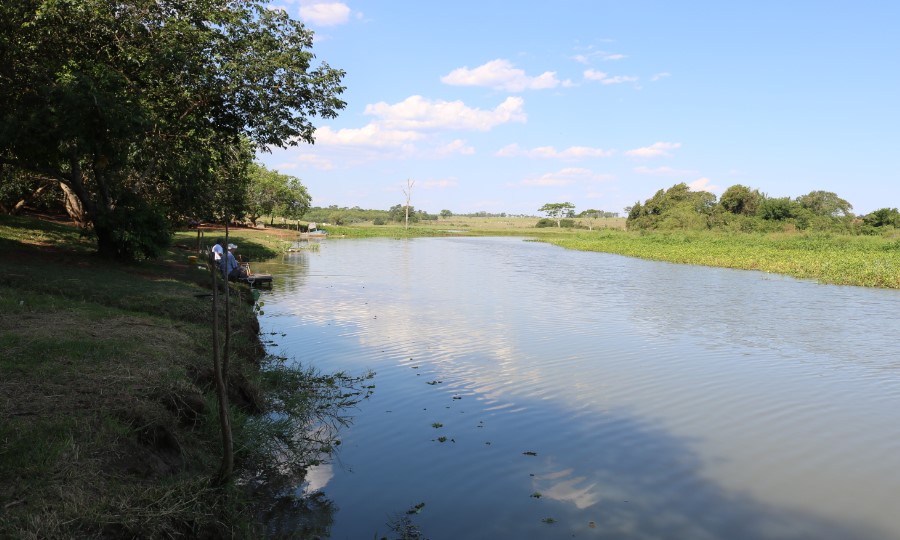 Muitos aproveitam seus momentos de folga para praticar pesca no local
