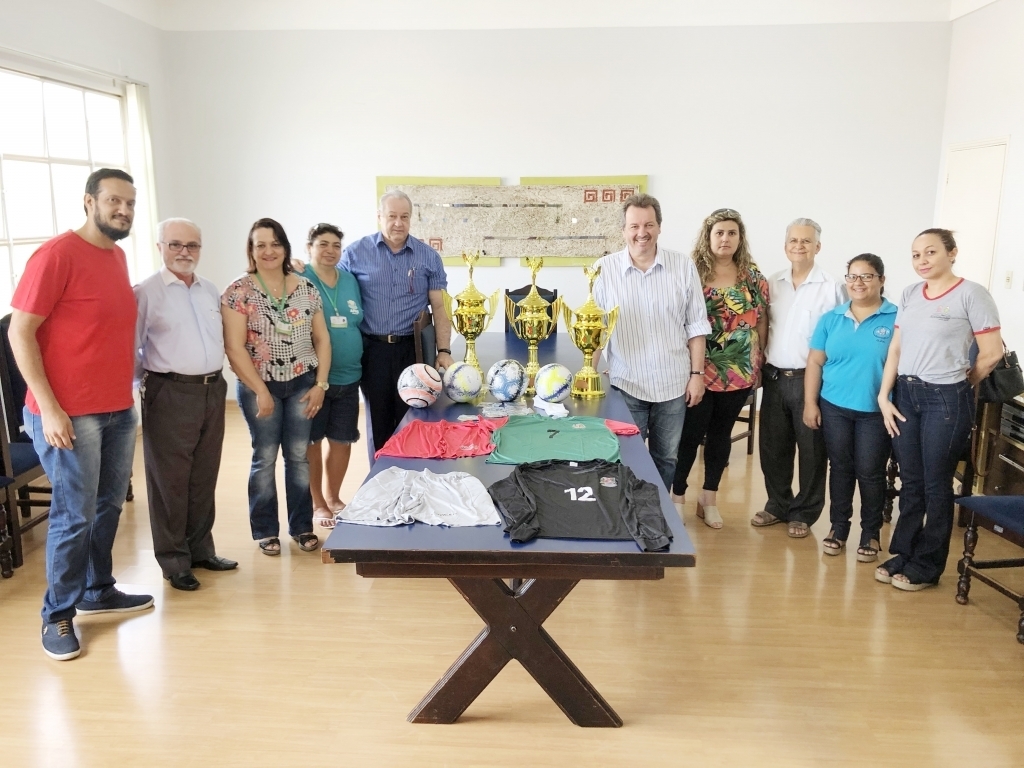 O prefeito Flá e o vice Garça entregaram os kits esportivos aos representantes da APAE, SACRA e AACAJ