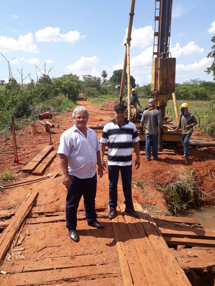 O prefeito Sergio Polarini e o vice-prefeito, Élcio Guimarães visitaram o local onde será construída a nova ponte