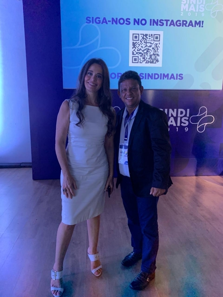 José Roberto com Carla Vilhena, jornalista e apresentadora do SindiMais
