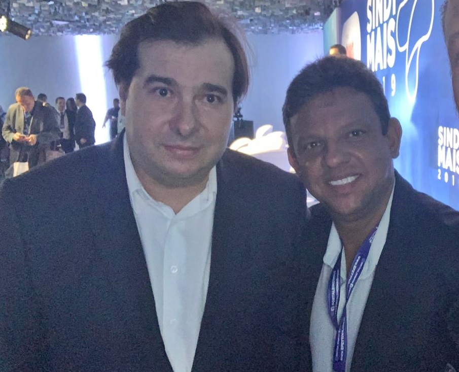 O presidente do Sindicato dos Motoristas, José Roberto com o presidente da Câmara Federal, Rodrigo Maia