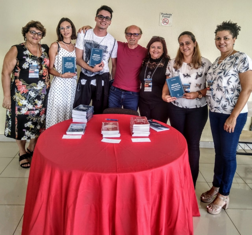 Na foto, alunos e professores da Unijales com o professor Dr. Ivo Tonet
