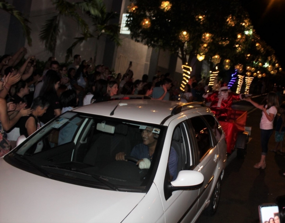 A chegada do Papai Noel foi muito aplaudida pelo público presente