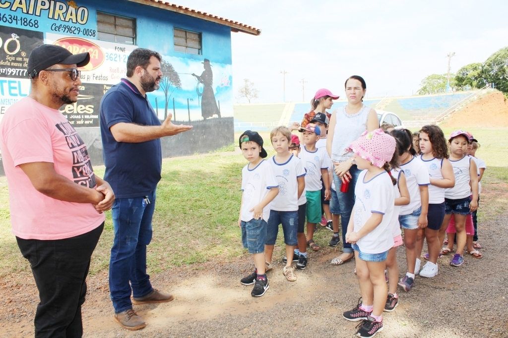 Secretaria de Agricultura e Meio Ambiente de Urânia realiza plantio de árvores a pedido dos alunos da EMEIF Pinguinho de Gente