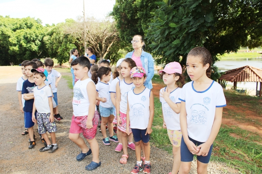 Os alunos ouviram atentos as explicações do secretário municipal
