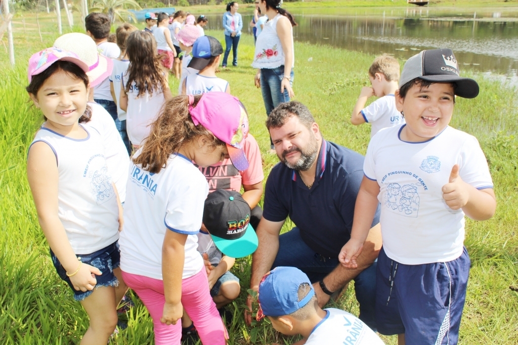 O secretário Anderson também participou do plantio com os alunos
