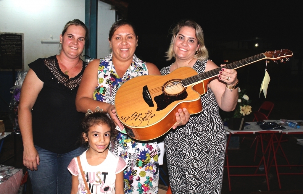 A provedora da Santa Casa, Ellis Cantrela com a ganhadora do violão autografado pelo cantor Daniel, Claudia Eliene Garcia e a responsável técnica da Santa Casa, Lígia Moreti