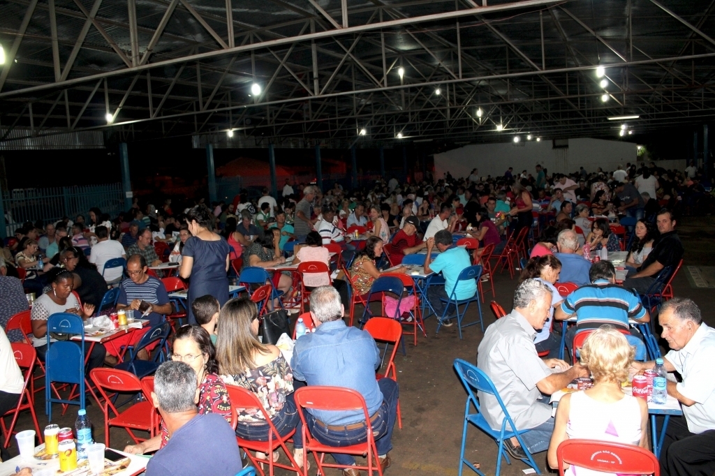 A comunidade lotou o barracão da Prefeitura Municipal para prestigiar a grande quermesse