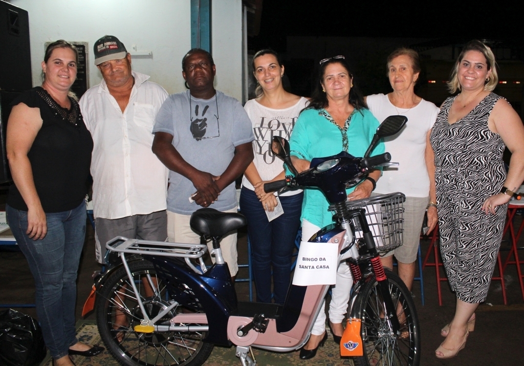 Os ganhadores da bicicleta elétrica, após a quermesse, dividiram o valor do prêmio