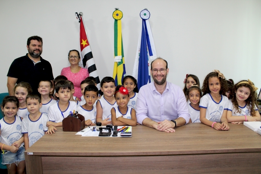 Secretário Anderson, a professora Angelita, o prefeito Márcio Arjol e a criançada no gabinete