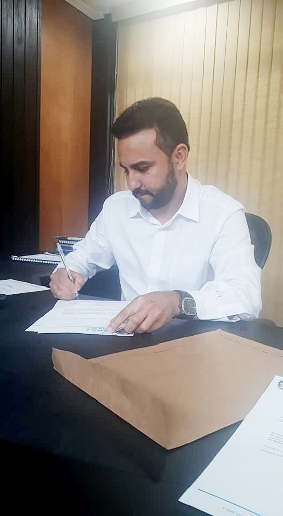 O deputado estadual Alexandre Pereira na Assembleia Legislativa assinando o ofício solicitado