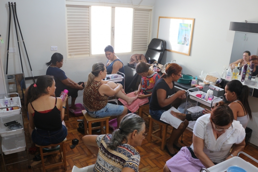 A procura pelo curso é intensa, o que garante aulas lotadas de alunas interessadas