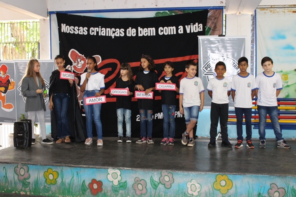 As crianças apresentaram uma peça de teatro ressaltando a os malefícios que as drogas podem acarretar durante a vida