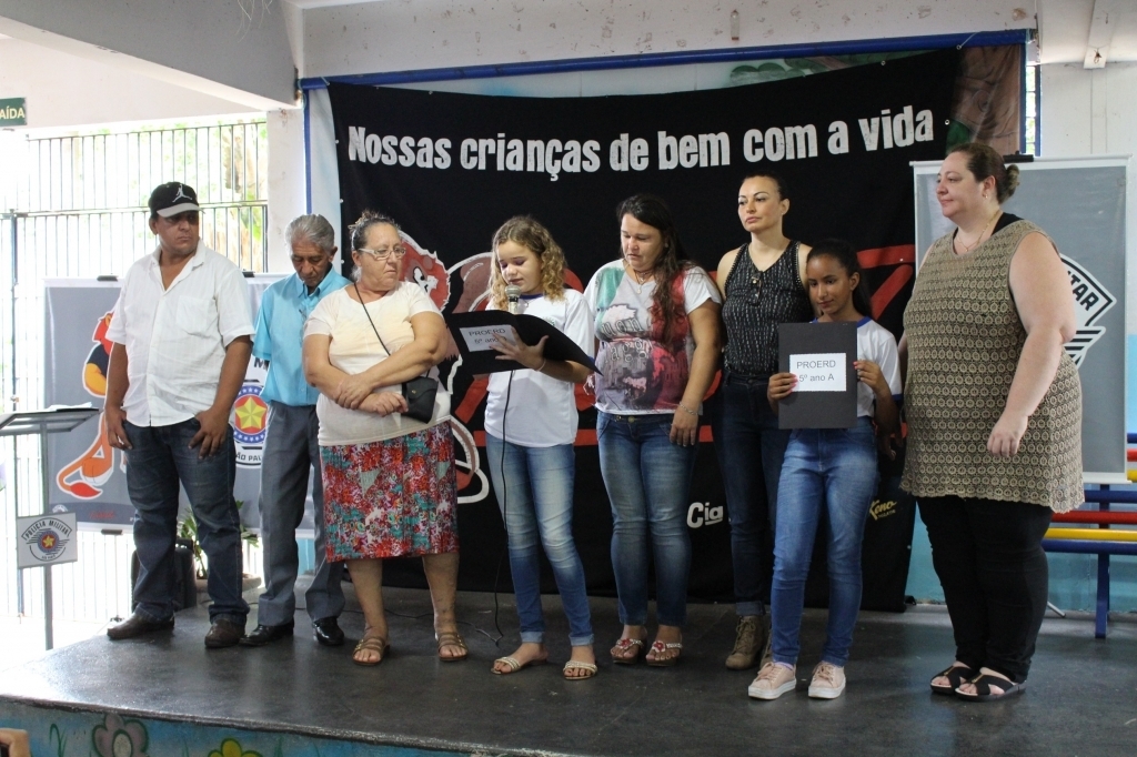 As duas alunas que tiveram as redações escolhidas leram para os presentes