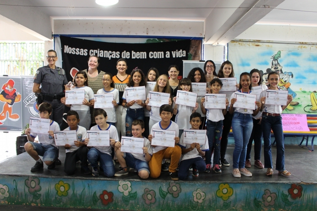 Os alunos registraram o momento com o tão esperado cerificado juntamente com a professora e policial militar Rosângela Teixeira e a equipe gestora da escola