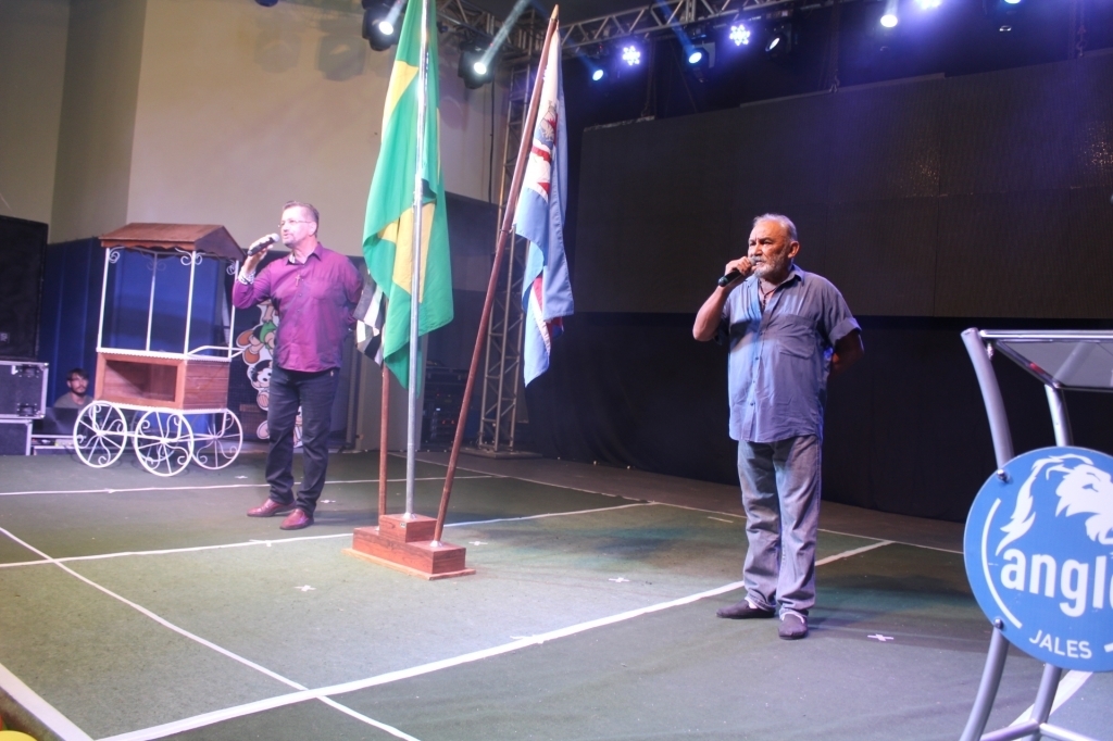 O Hino de Jales foi cantado pelos seus autores, Moisés Landim de Souza e Edson Antônio da Silva