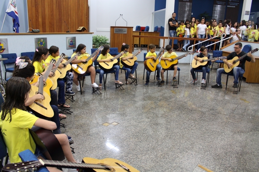 Músicas como “Menino da Porteira” e “Tocando em Frente” foram apresentadas pela turma do violão
