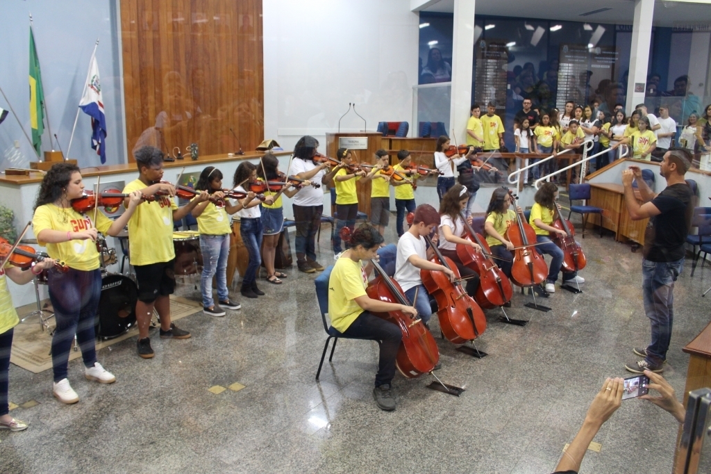 A exibição de músicas com instrumentos clássicos também arrancou aplausos do público