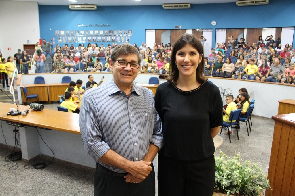 Luiz Gonzaga, diretor de turismo do município de Jales e Mariana Martins, coordenadora do Projeto Guri de Jales, acompanharam as apresentações dos jovens músicos