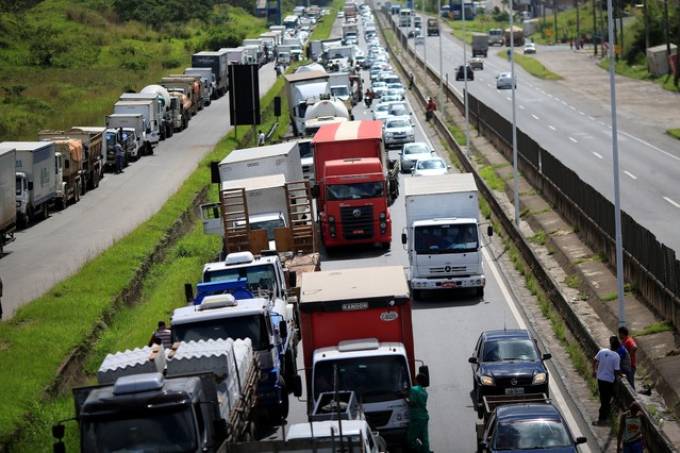 Caminhoneiros pressionam, mas governo descarta greve na semana que vem