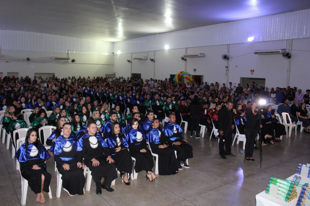 Alunos do Bacharel, Licenciaturas e Superior de Tecnologia colaram grau em cerimônia emocionante