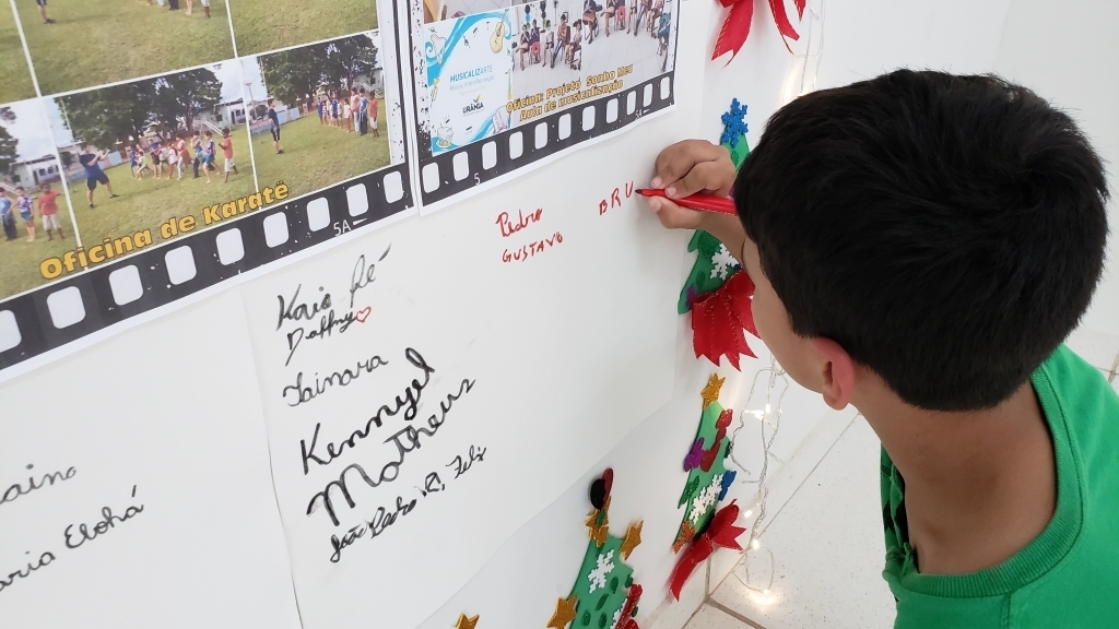 As crianças deixaram as suas assinaturas no mural