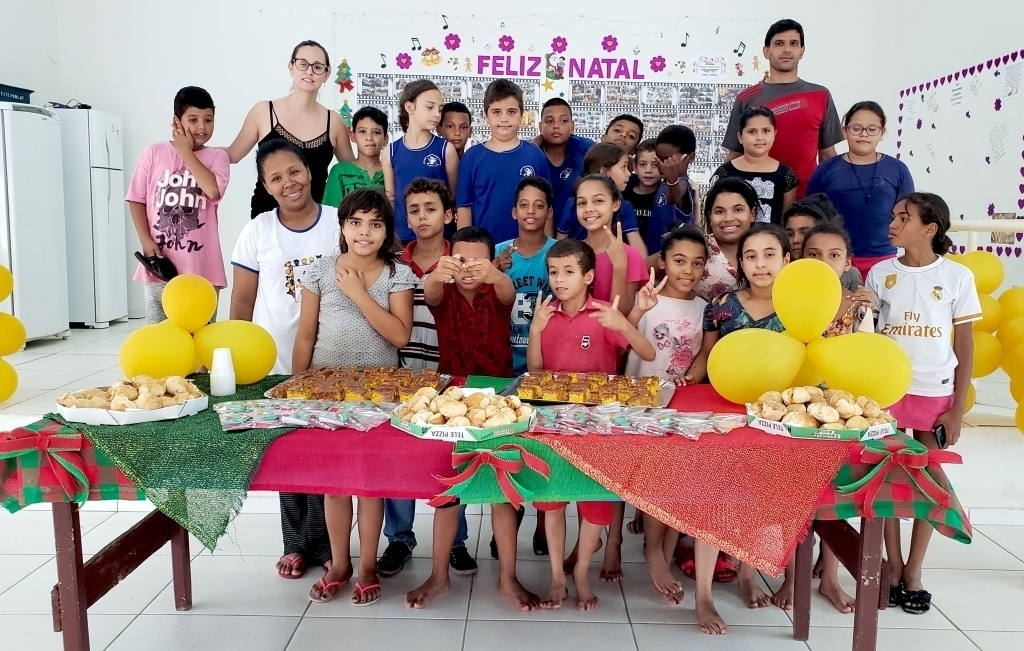 Crianças e adolescentes do Projeto Sonho Meu de Urânia confeccionam lindo mural com as atividades realizadas durante o ano