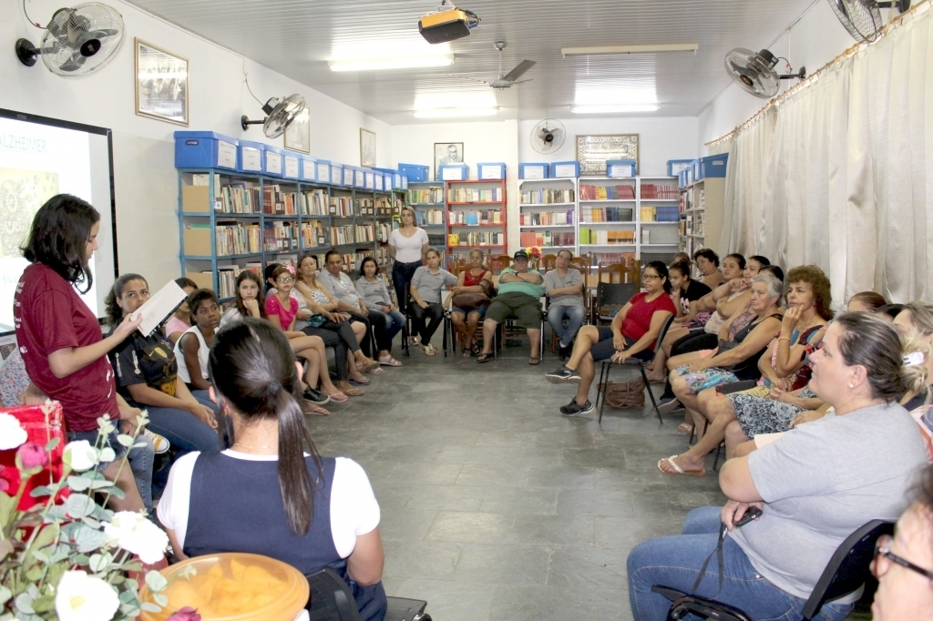 Grupo da saúde de Urânia se reúne na sala de leitura da E.E. Akió Satoru para falar de Alzheimer