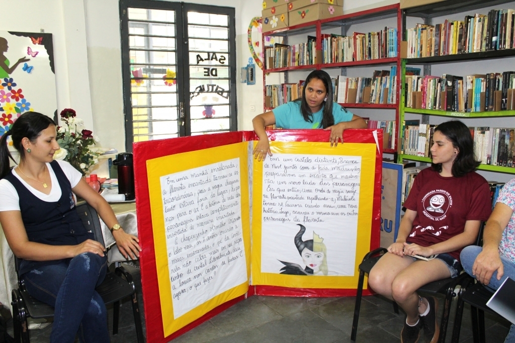 A coordenadora pedagógica, Franciele Ferreira, ao lado da enfermeira Silvia e da aluna Claudiani apresentou o livrão confeccionado pelos alunos