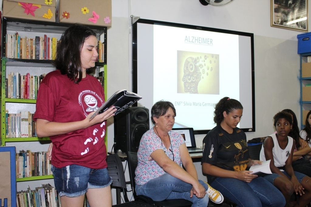 A aluna Claudiani de Oliveira, autora do livro Paradoxo, leu alguns trechos dos seus poemas