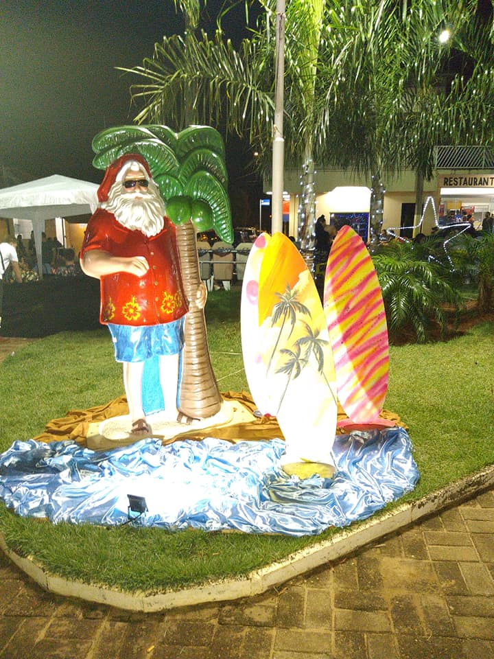 O Papai Noel tropical fez alusão à cidade que é um dos pontos mais procurados por banhistas, pescadores e navegadores no verão