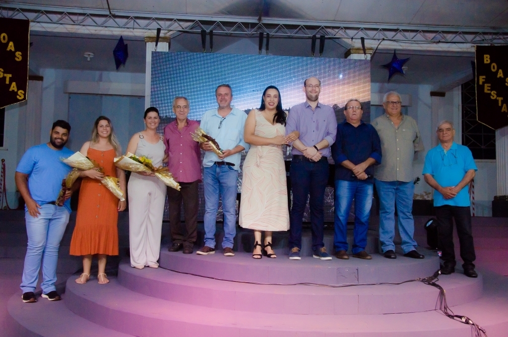 Autoridades municipais e a equipe que trabalhou no Natal Mágico, homenageada na abertura do evento
