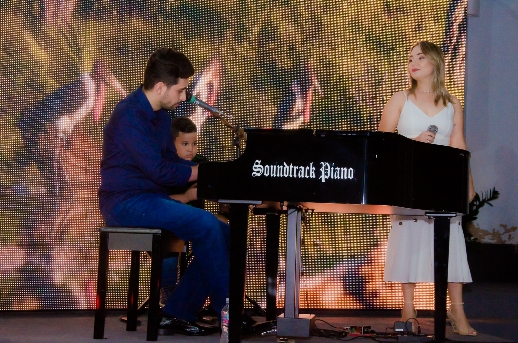O escritor e músico André Gandolfo e Karen Rodrigues comandaram o lindo espetáculo musical