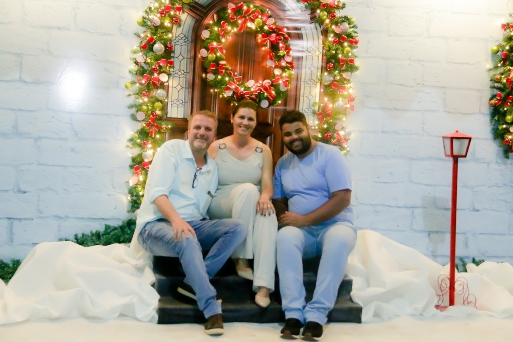 Vereador Clóvis, a secretária de obras, Daniela Marcelino e o colaborador Allef idealizaram com muito carinho e dedicação a decoração natalina da cidade