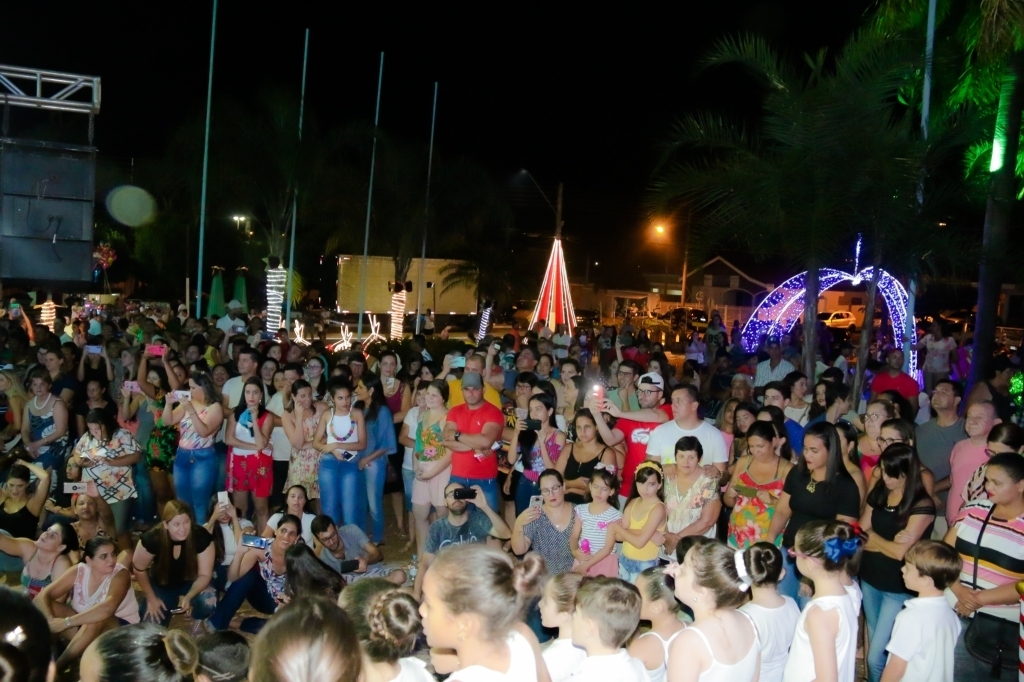 As famílias lotaram a Praça da Igreja Matriz no lançamento do Natal Mágico