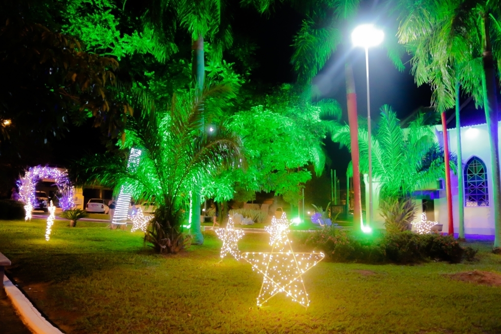 As luzes se espalharam por toda a praça