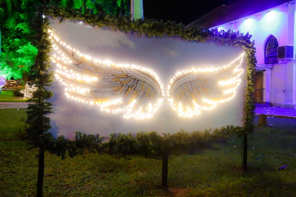 Um cenário fotográfico iluminado foi colocado para as famílias tirarem fotos