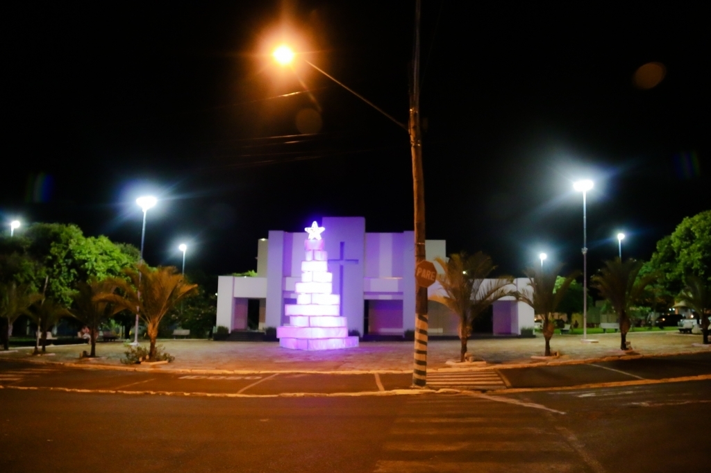 A Praça da Igreja Nossa Senhora de Fátima também ganhou uma linda árvore de Natal