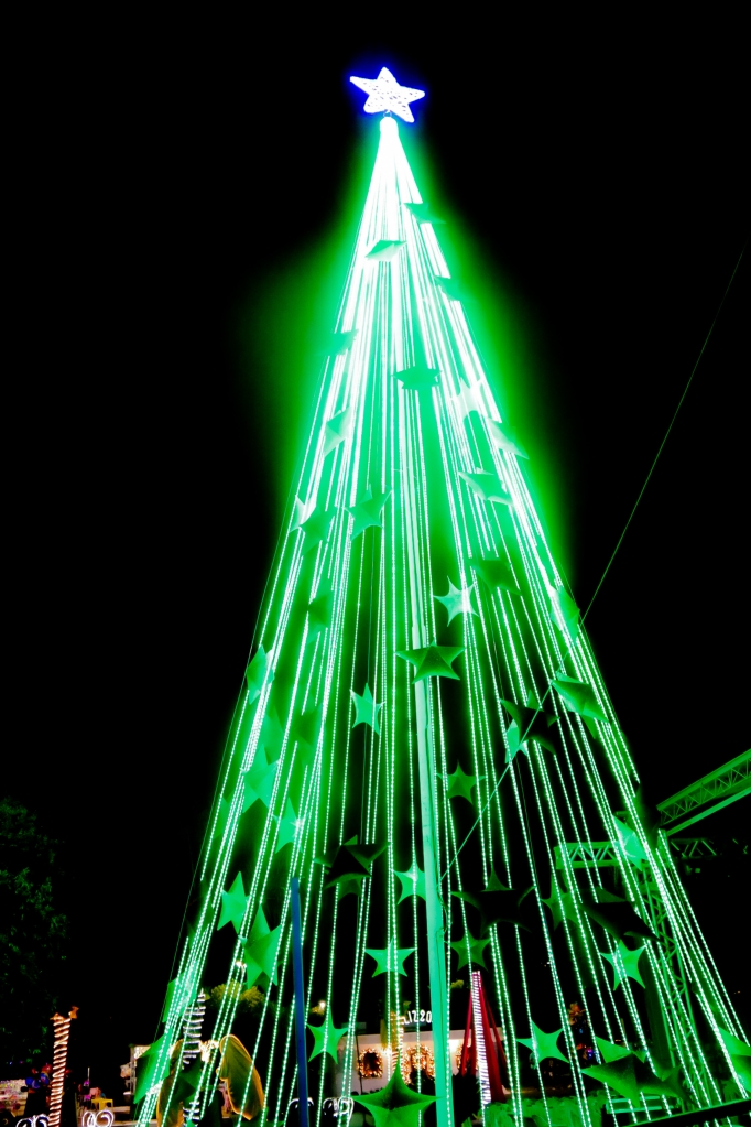 A árvore de Natal de 14 metros esbanjou beleza e encanto
