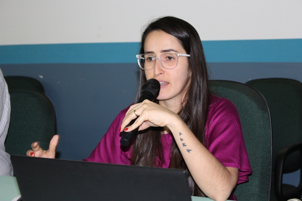 Lucíola Guimarães Ribeiro, funcionária do DAEE (Departamento de Água e Energia Elétrica do Estado de São Paulo) e secretária executiva adjunta do CBH-SJD tirou dúvidas e explicou todas as deliberações que foram aprovadas