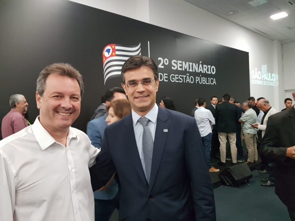 O prefeito Flá com o vice-governador do Estado, Rodrigo Garcia, durante assinatura de convênio que vai garantir a reforma do Terminal Rodoviário de Jales